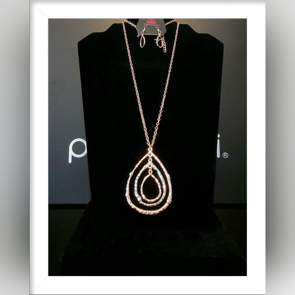 Paparazzi Jewelry Going For Grit Necklace and Earring Set.